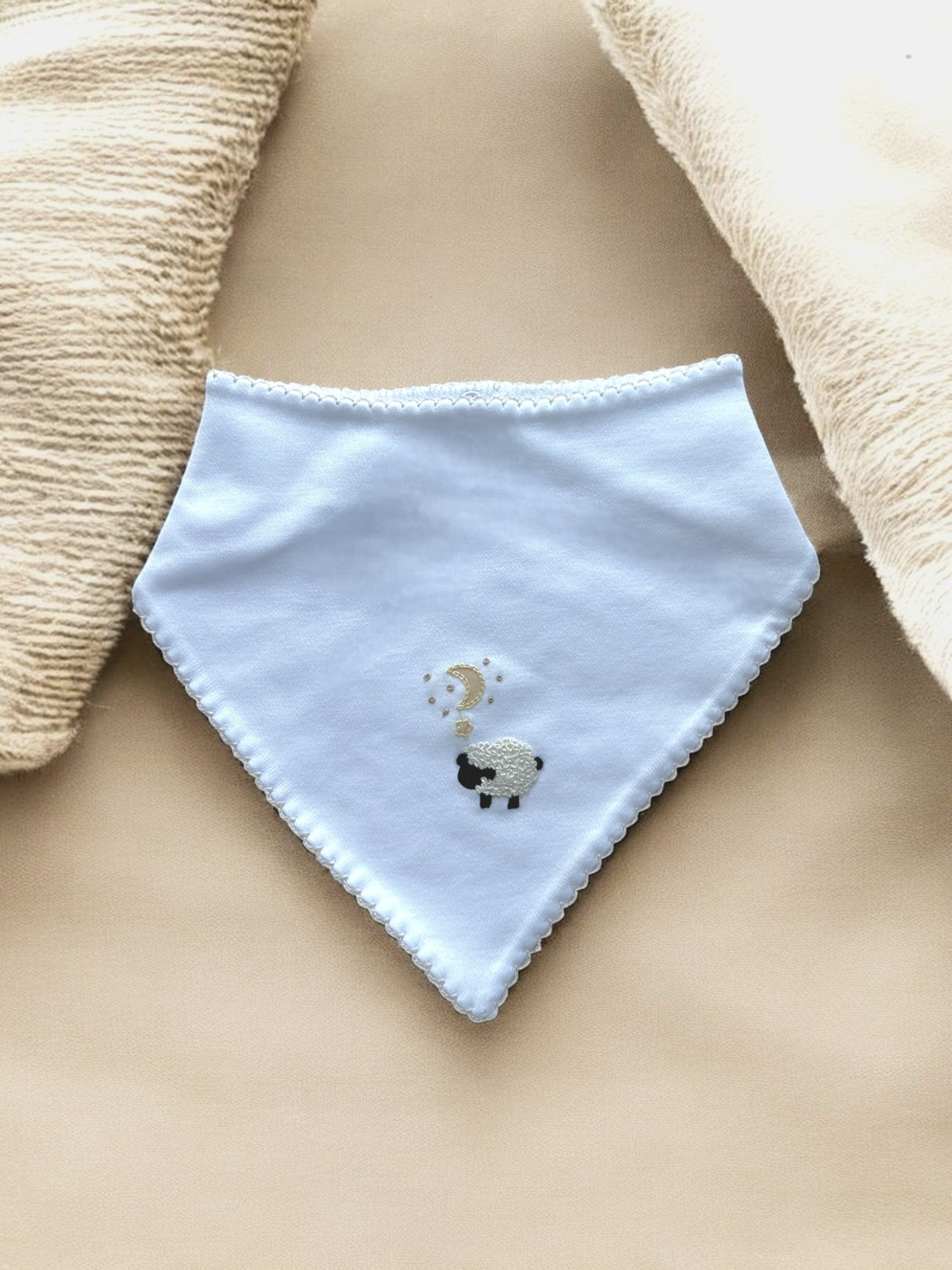 Babero bebe blanco con diseño de oveja y luna ideal para recién nacidos y bebes