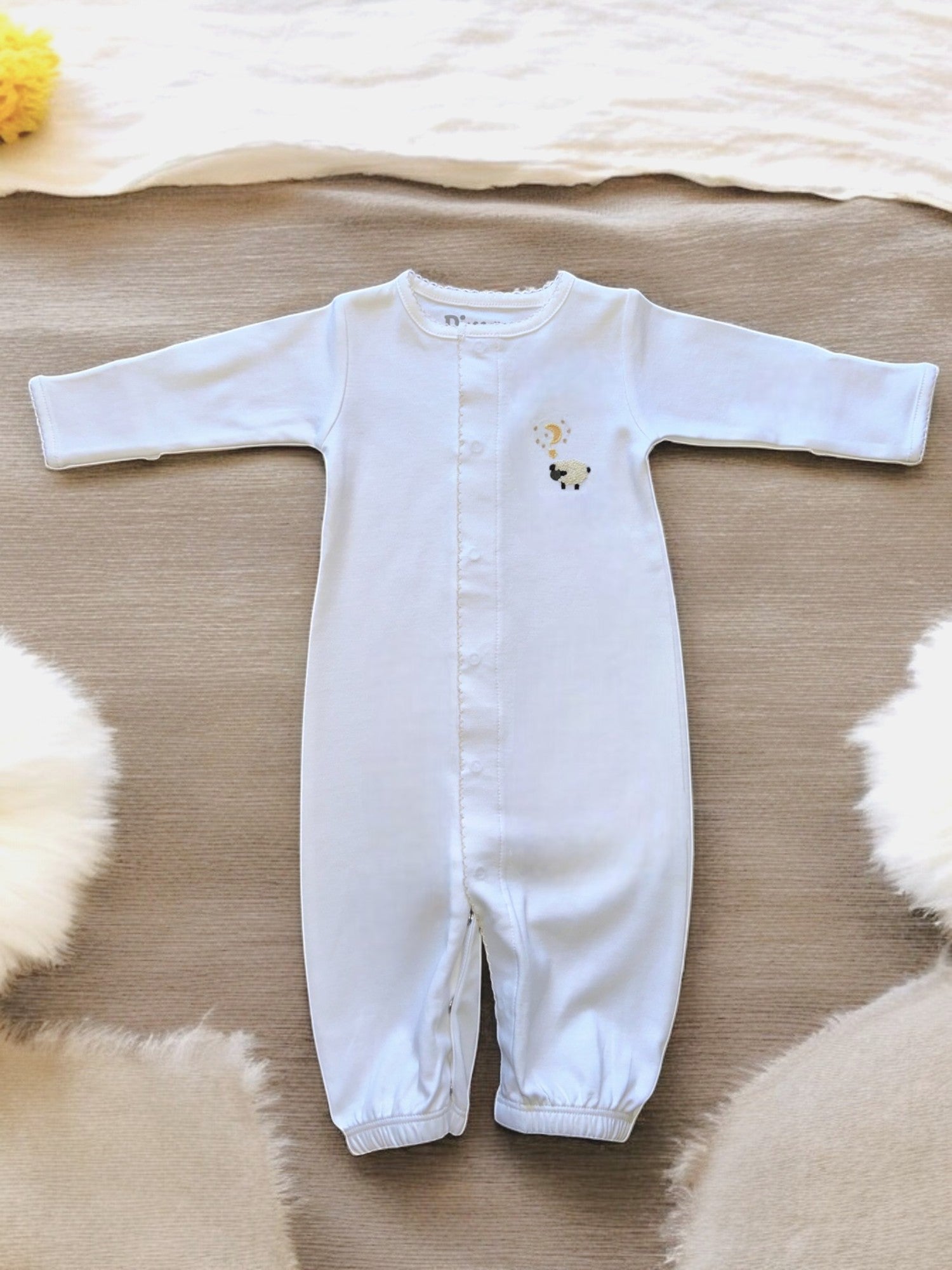 Ropón convertible bebé blanco con manga larga y diseño pequeño bordado ideal para recién nacidos