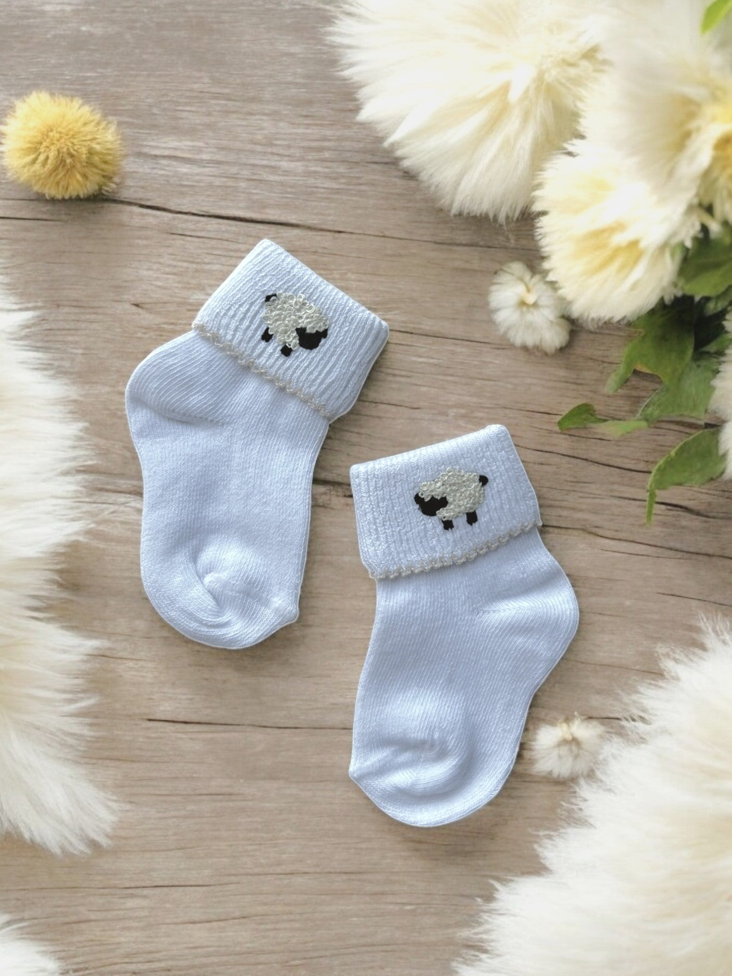 Calcetines bebé algodón Pima en color celeste con diseño de oveja bordada para recién nacido