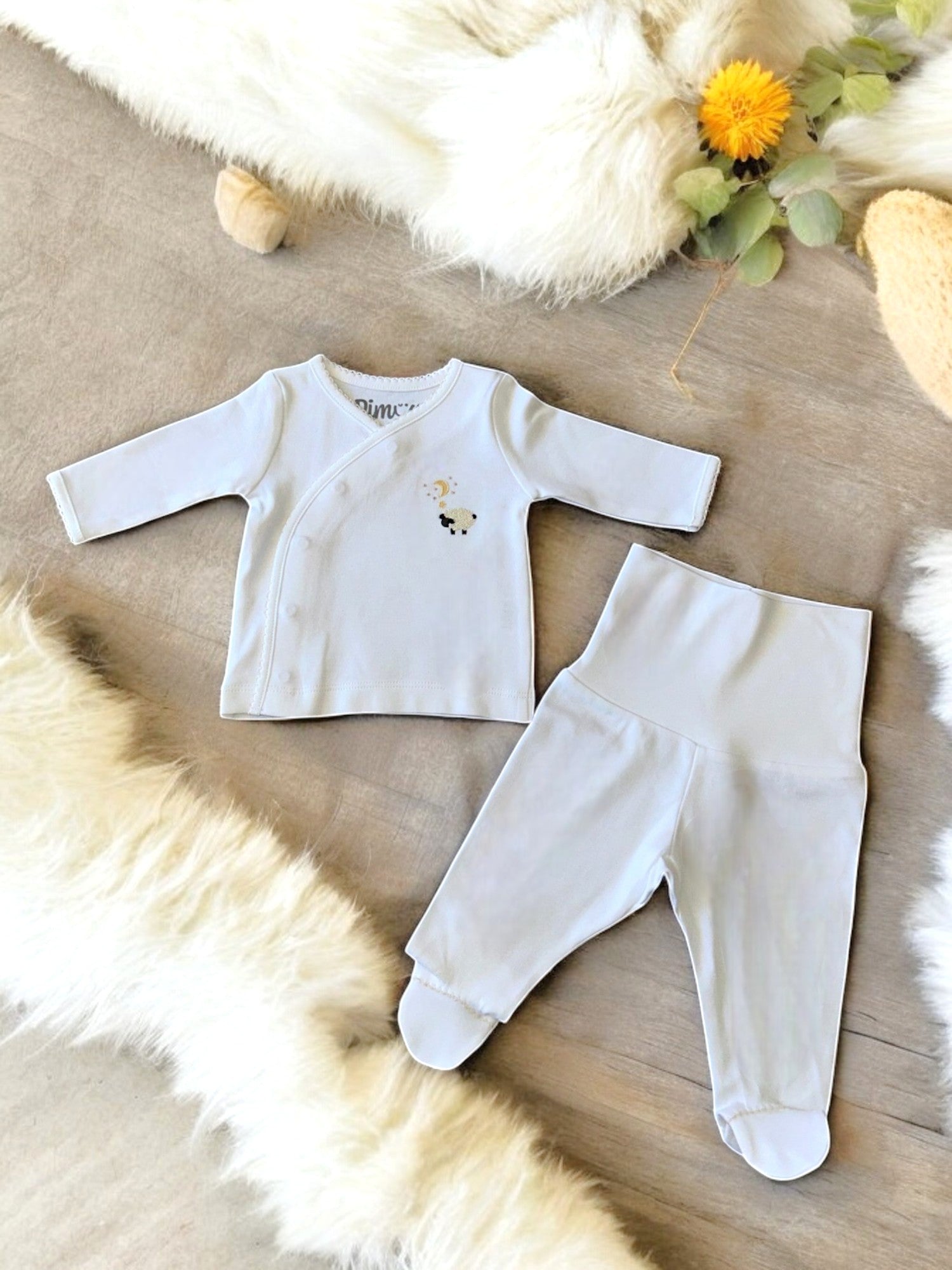 Conjunto bebé anticólicos color blanco con camiseta cruzada y pantalón con pies suaves y cómodos