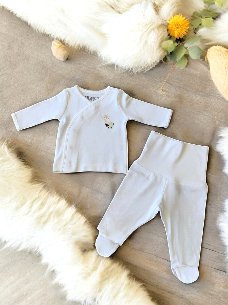 Conjunto bebé anticólicos color blanco con camiseta cruzada y pantalón con pies suaves y cómodos
