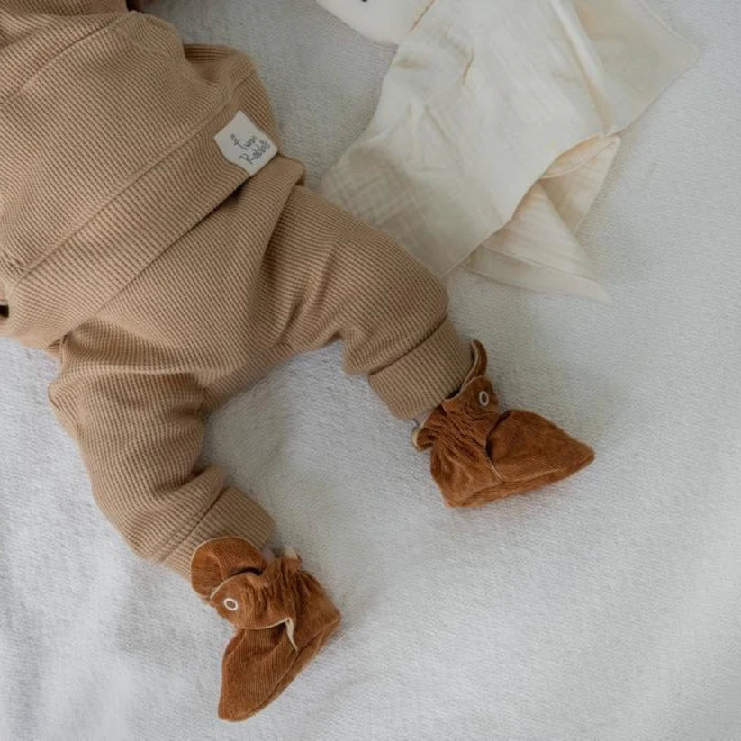 Bebé usando gabuchas de corderoy color camel