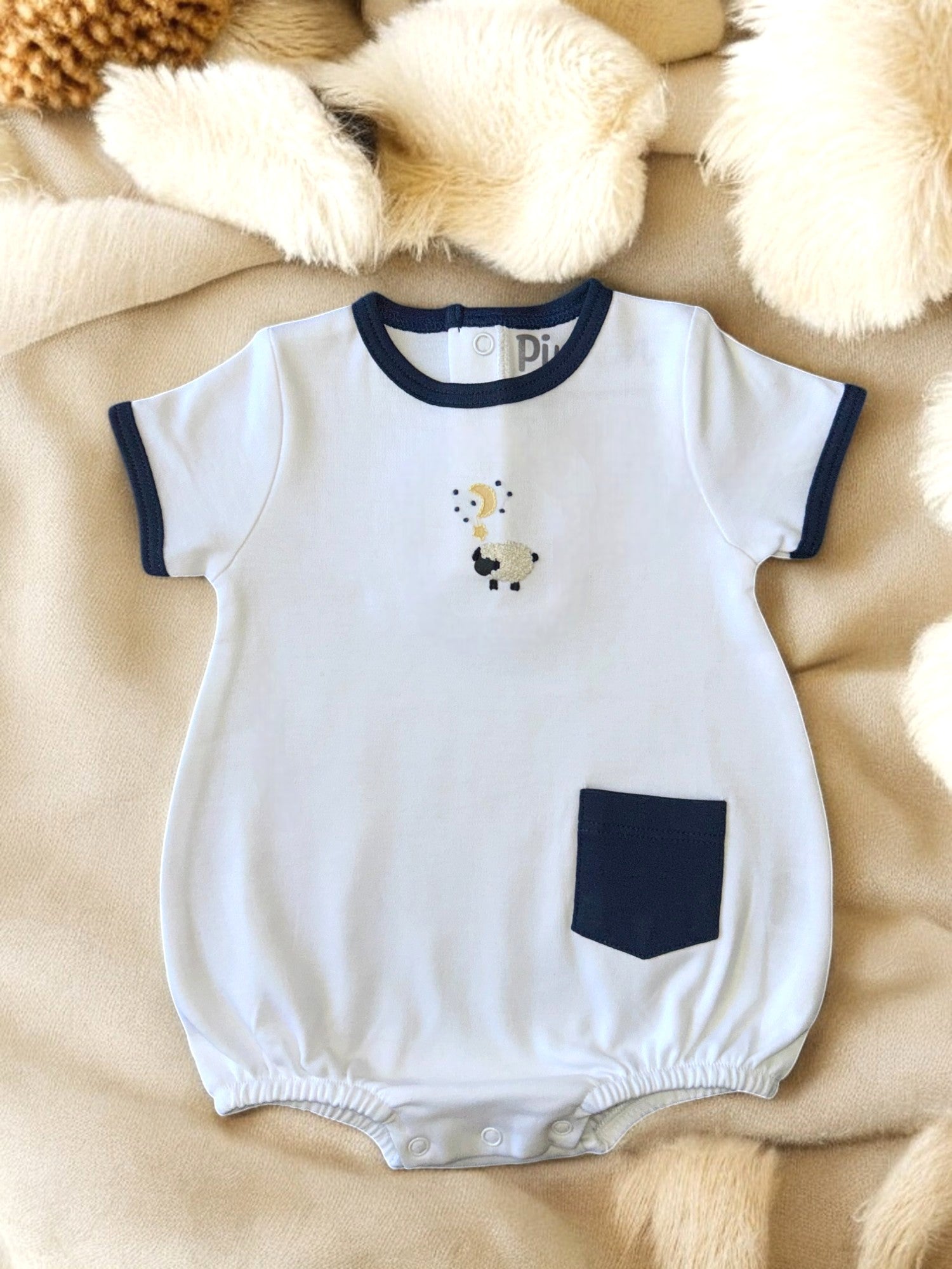 Ranita bebé algodón Pima blanca con ribetes y bolsillo azul y dibujo de oveja